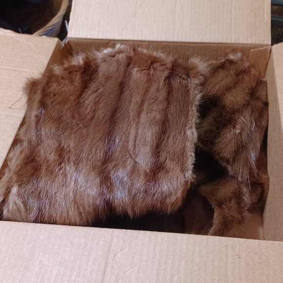 Box full of Fur scraps - Picture 2 of 9